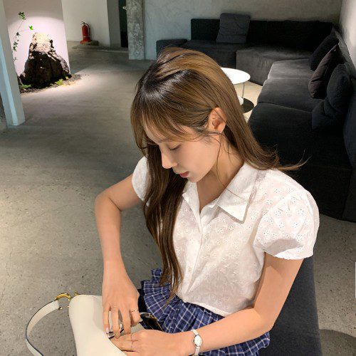 레미리 플라워 펀칭 블라우스