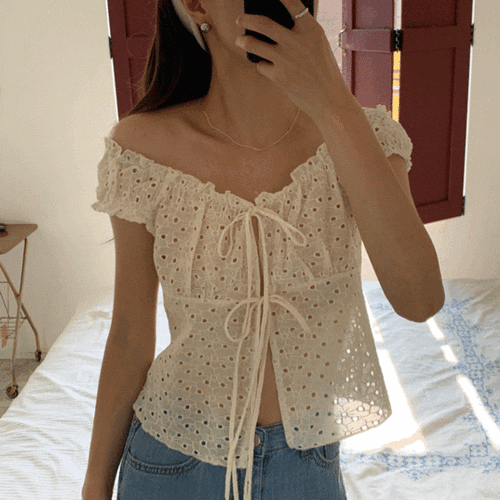 리루아 셔링 오프숄더 리본 펀칭 블라우스